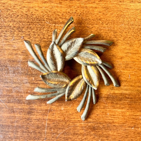 Unbranded Jewelry - Vintage Gold Tone Laurel Leaf Sunburst Wreath Brooch Pin Round Textured Holiday